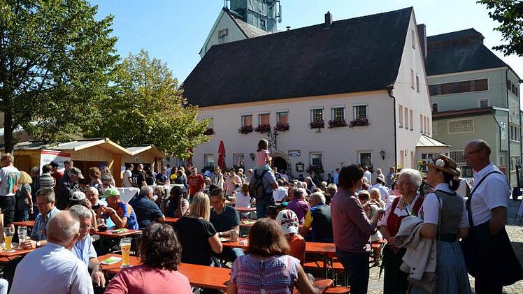 Gut gefüllt war der Buttenheimer Ortskern beim Genusstag am Sonntag. Foto: Andrea Spörlein