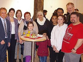 Bürgermeister Wolfgang Beiergrößlein (l.) und seine Stellvertreterin Angela Hofmann (2. v. l.) begrüßten mit Stadträten, dem Arbeitskreis "Familienfreundliches Kronach" und Regionaldekan Thomas Teuchgräber (rechts hinten) Neubürger. Foto: Heike Schülein