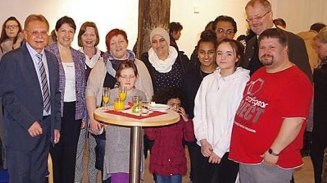 Bürgermeister Wolfgang Beiergrößlein (l.) und seine Stellvertreterin Angela Hofmann (2. v. l.) begrüßten mit Stadträten, dem Arbeitskreis "Familienfreundliches Kronach" und Regionaldekan Thomas Teuchgräber (rechts hinten) Neubürger. Foto: Heike Schülein