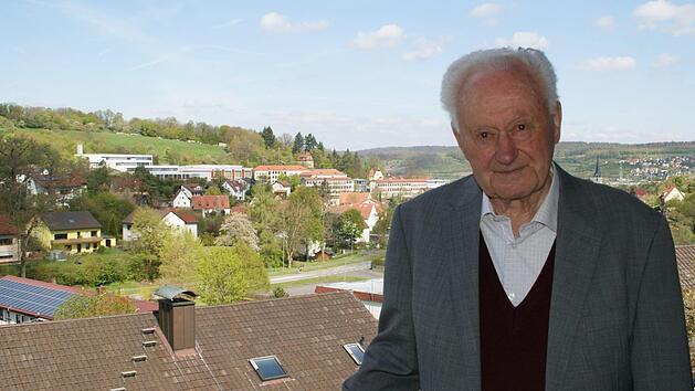 Seinen 90. Geburtstag feierte gestern in Eltmann Rektor i.R. Hans Prokein. Unser Bild zeigt den Jubilar mit Blick auf das Schulzentrum in Eltmann, das ihn zeit seines Lebens begleitet hat.  Foto: Sabine Weinbeer