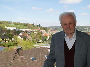 Seinen 90. Geburtstag feierte gestern in Eltmann Rektor i.R. Hans Prokein. Unser Bild zeigt den Jubilar mit Blick auf das Schulzentrum in Eltmann, das ihn zeit seines Lebens begleitet hat.  Foto: Sabine Weinbeer