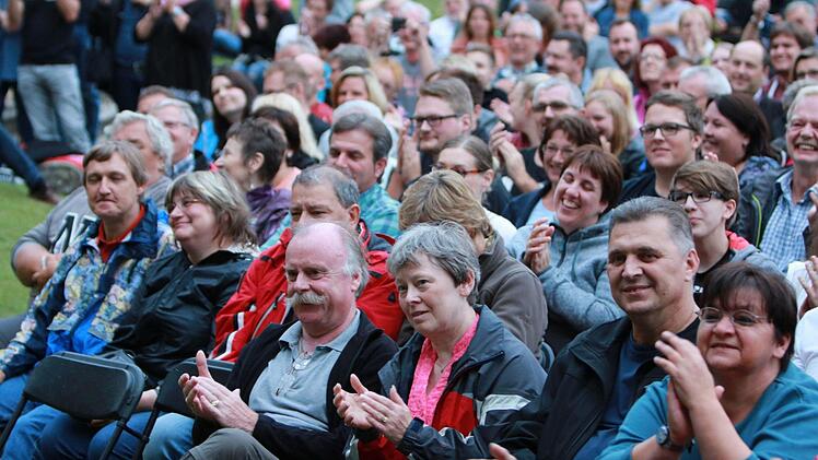 Impressionen vom Tambacher Sommer: Rund 1500 begeisterte Fans im ausverkauften Tambacher Schloss erlebten den Auftritt der Ersten Allgemeinen Verunsicherung. Foto: Jochen Berger