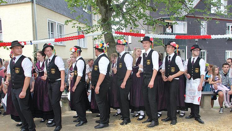 Ein Teil der Burschen und Mädechengesellschaft. Foto: Veronika Schadeck