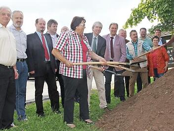 Sie sind zuversichtlich, dass der Vollausbau der KC 18 bis Ende Juli 2018 vollendet sein wird. Mit im Bild: Landrat Klaus Löffler (7. v. r.) und Zweite Bürgermeisterin Monika Barnickel (Mitte). Foto: Veronika Schadeck