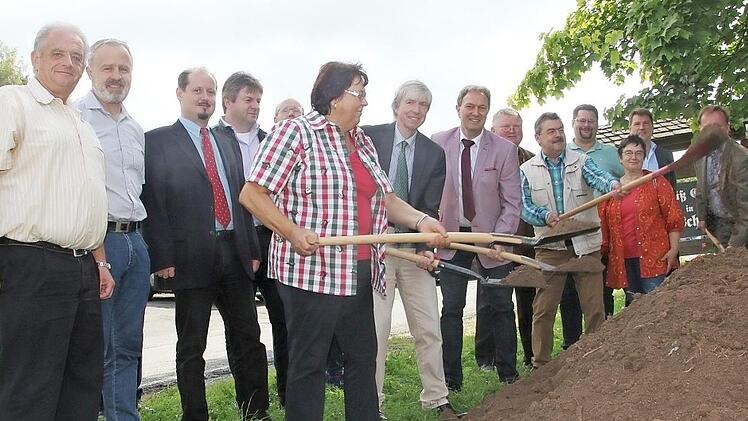 Sie sind zuversichtlich, dass der Vollausbau der KC 18 bis Ende Juli 2018 vollendet sein wird. Mit im Bild: Landrat Klaus Löffler (7. v. r.) und Zweite Bürgermeisterin Monika Barnickel (Mitte). Foto: Veronika Schadeck