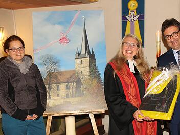 Die Schernecker Kirche hat nach 310 Jahre jetzt einen Namen. Bürgermeister Rolf Rosenbauer (rechts) überreichte an die Pfarrerin Beate Stark (2 von links) eine Schiefertafel mit dem Namen "Simon-Petrus Kirche.  Die Vertrauensfrau des Kirchenvorstandes Christine Geuß ( links) freute sich darüber. Foto: Michael  Stelzner