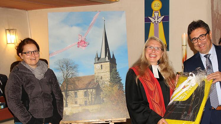 Die Schernecker Kirche hat nach 310 Jahre jetzt einen Namen. Bürgermeister Rolf Rosenbauer (rechts) überreichte an die Pfarrerin Beate Stark (2 von links) eine Schiefertafel mit dem Namen "Simon-Petrus Kirche.  Die Vertrauensfrau des Kirchenvorstandes Christine Geuß ( links) freute sich darüber. Foto: Michael  Stelzner