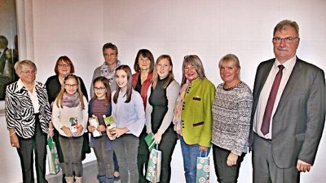 Die Preisträgerinnen des Geschichtenwettbewerbes aus Anlass des zehnjährigen Bestehens mit Bürgermeister Helmut Dietz und Karin Eder (von rechts), sowie Ute Morgenroth (Zweite von links links).