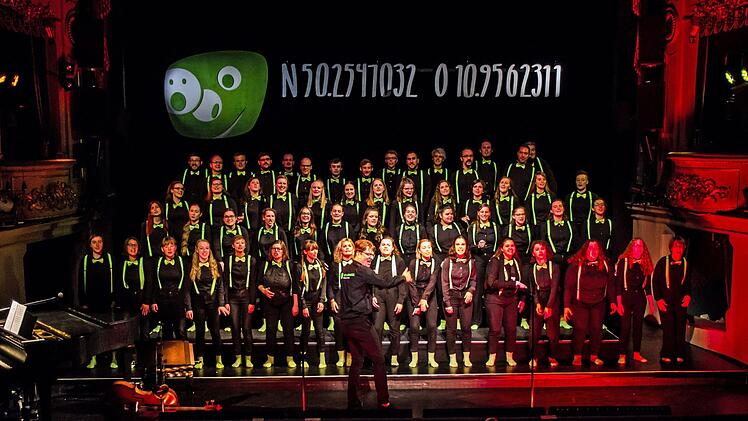 Mitreißendes Jubiläums- und Abschiedskonzert: Unter Leitung seines scheidenden Dirigenten Moritz Metzner begeisterte der Coburger Hochschulchor "Die Klangfänger" im ausverkauften Landestheater.Foto: Jochen Berger