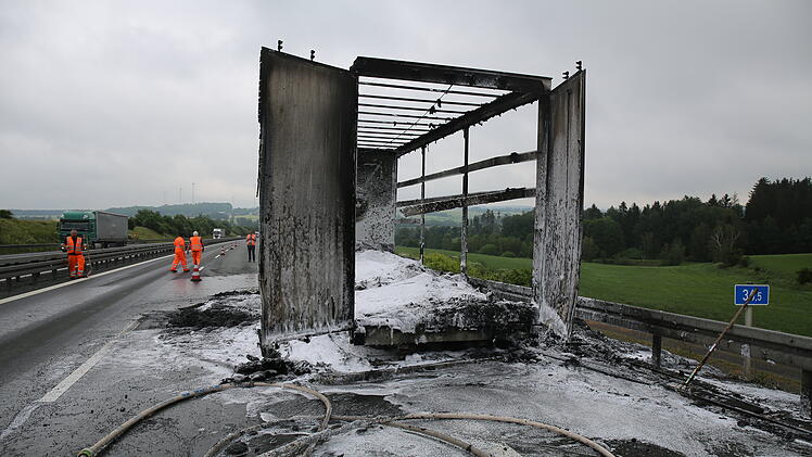 Lastwagenanhänger auf Autobahn in Vollbrand geraten