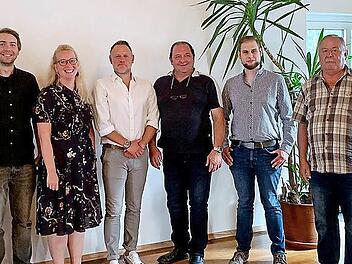 Die neue Vereinsleitung stellt sich zusammen mit den f&uuml;r 50 Jahre geehrten Mitgliedern vor (von links): Bruno Beierlorzer, Zweiter Vorsitzender Julian Simon, Schriftf&uuml;hrerin Stefanie Kolb, Vorsitzender Frank Hauck, Dritter Vorsitzender Roland Kuhnlein, Kassier Jonas M&uuml;ller und die Geehrten Hans Schneider und J&uuml;rgen Sch&uuml;sser.