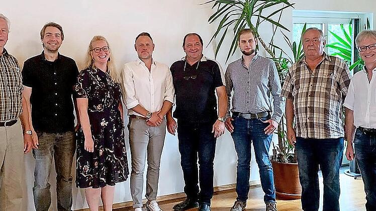 Die neue Vereinsleitung stellt sich zusammen mit den für 50 Jahre geehrten Mitgliedern vor (von links): Bruno Beierlorzer, Zweiter Vorsitzender Julian Simon, Schriftführerin Stefanie Kolb, Vorsitzender Frank Hauck, Dritter Vorsitzender Roland Kuhnlein, Kassier Jonas Müller und die Geehrten Hans Schneider und Jürgen Schüsser.