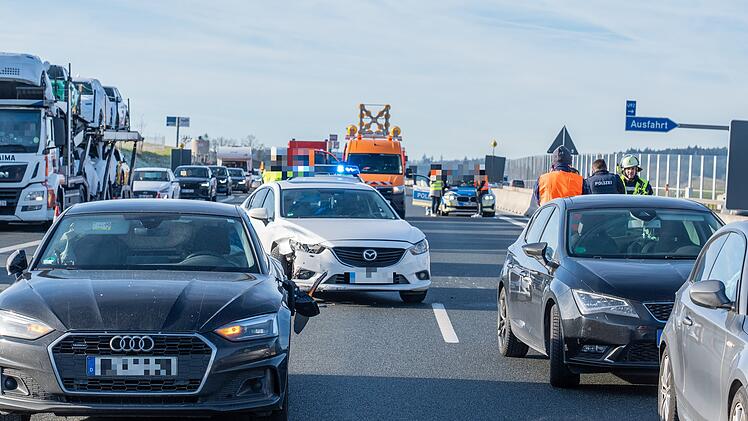 Unfall auf der A3: Fünf Autos kollidieren, eine Person verletzt