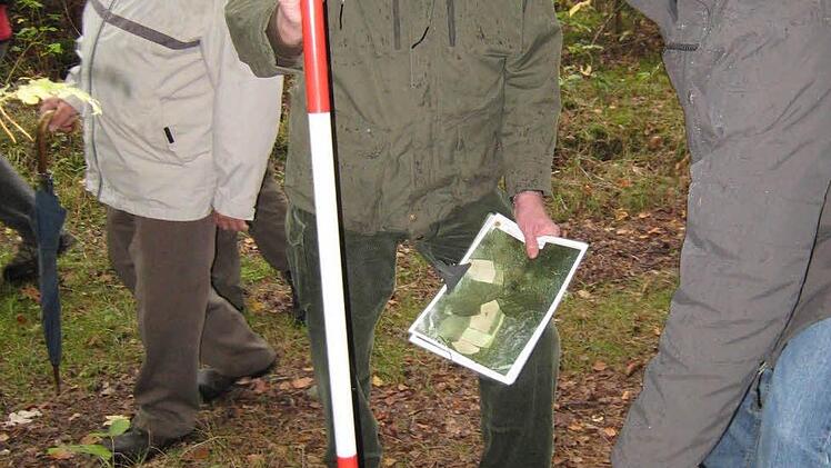 Die Markierung gibt die Richtung des Grenzverlaufes an. Im Bild (von rechts) stellvertretender Obmann Hermann M&uuml;ller, zweiter B&uuml;rgermeister Nikolaus Ott und Obmann Richard Rupprecht.  Foto: Bruno Prei&szlig;inger