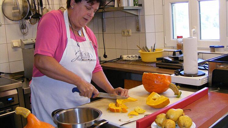 An Sonntagen kommt Maria Geier mit dem Kürbisschneiden kaum nach - die Nachfrage nach ihrer Kürbiscreme-Honigsuppe ist hoch.