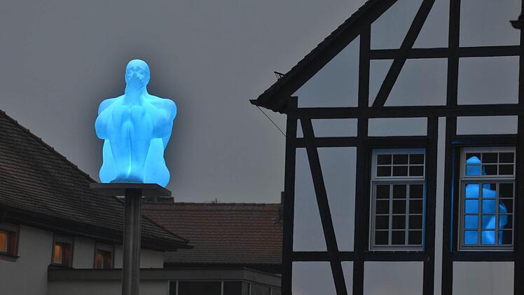 Bei Dunkelheit besonders ansprechend: Das Kunstwerk von Jaume Plensa an den Oberen Mühlen gehört nun offiziell der Stadt Bamberg.  Foto: Ronald Rinklef