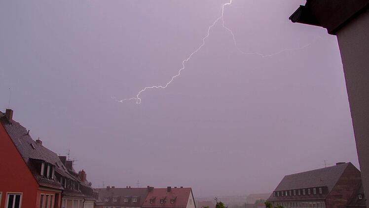 Blitze zucken am Himmel am Dienstag über der Altstadt von Nürnberg. Foto: News5 / Keller