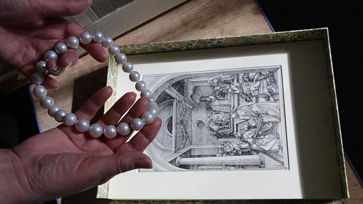 Ob Ölgemälde (erstes Bild), Perlenkette oder möglicherweise echter Dürer-Schnitt: Ulrike Wargin zeigt einige Wertgegenstände. Foto: Barbara Herbst