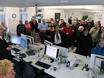 Zwischen lockeren Gesprächen bei einer Tasse Kaffee und einem Gebäckstück stellte Redaktionsleiter Paul Ziegler (links) das infranken-Melder-Portal vor. Foto: Ralf Ruppert
