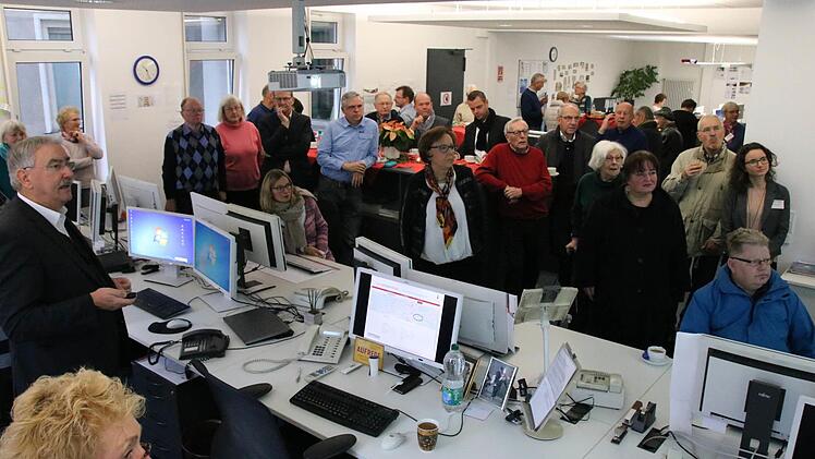 Zwischen lockeren Gesprächen bei einer Tasse Kaffee und einem Gebäckstück stellte Redaktionsleiter Paul Ziegler (links) das infranken-Melder-Portal vor. Foto: Ralf Ruppert