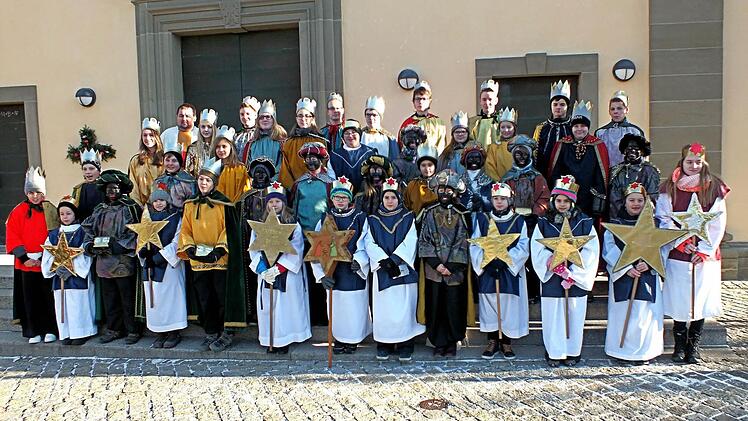 Die Sternsinger der Pfarrei St. Nikolaus in Sand mit Pfarrer Michael Ehrhart Foto: Alfons Beuerlein