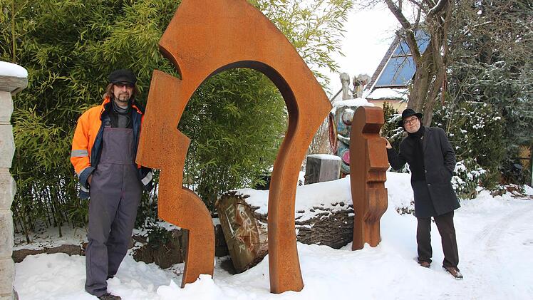 Nicht nur menschliche Gesichter können Tore zu geheimen Welten sein. Guido und Johannes Häfner betrachten eine "Figurine"aus Corten-Stahl.  Fotos: Diana Fuchs