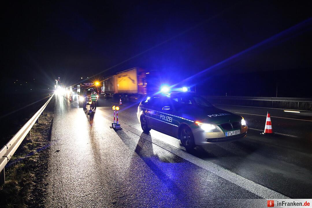 A9 bei Hof: Schwertransporter fährt gegen Pannen-Lkw