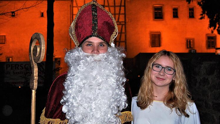 Nikolaus Björn Wirsching (20) und Christkind Milena Theimer (17) aus Bad Bocklet eröffneten die fünfte Aschacher Schlossweihnacht. Foto: Sigismund von Dobschütz