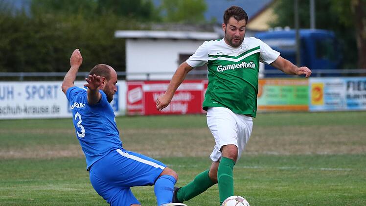 Der Lichtenfelser Christian S&uuml;nkel (blau) setzt zur Gr&auml;tsche gegenRene Schubart an. Foto: Heinrich Wei&szlig;