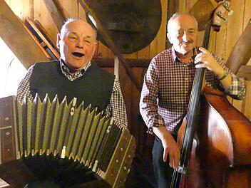 Manni Schill und Wolfgang Walter unterhielten die Gäste musikalisch. Foto: Dieter Hübner