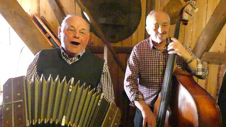 Manni Schill und Wolfgang Walter unterhielten die Gäste musikalisch. Foto: Dieter Hübner
