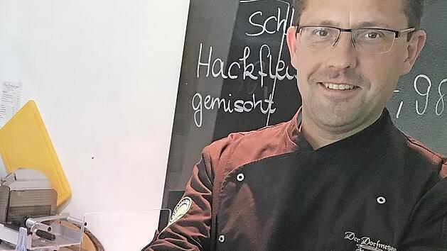 J&uuml;rgen Reck pr&auml;sentiert die Fr&auml;nkische Bratwurst. Doch die Variationen sind vielf&auml;ltig - auch an Tag der Fr&auml;nkischen Bratwurst.  Foto: Michael Busch