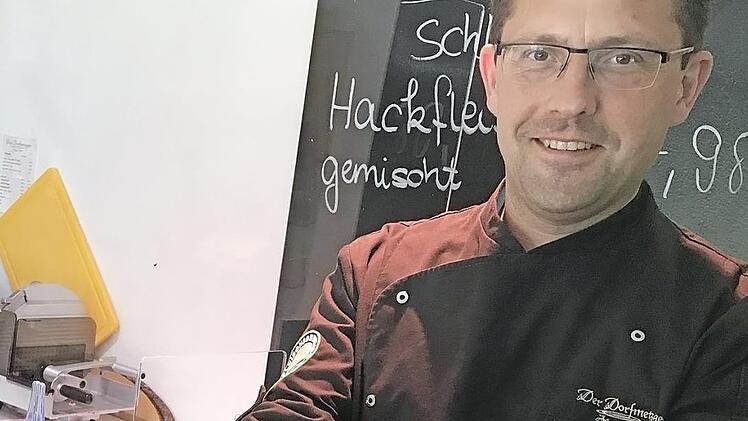 Jürgen Reck präsentiert die Fränkische Bratwurst. Doch die Variationen sind vielfältig - auch an Tag der Fränkischen Bratwurst.  Foto: Michael Busch