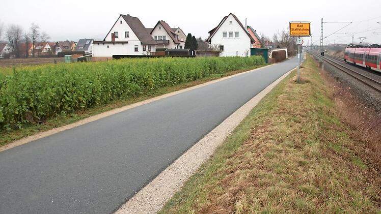 Links neben der Straße entsteht das allgemeine Wohngebiet "Unterer Grasiger Weg". Erschlossen werden kann das Baugebiet nicht über die schmale Straße am Bahndamm, sondern nur über die Rosenstraße und die Auwaldsiedlung. Fotos: Matthias Einwag