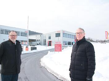 Geschäftsführer Peter Mayr (links) und Walter Graf vor dem Neubau. Foto: Ralf Ruppert