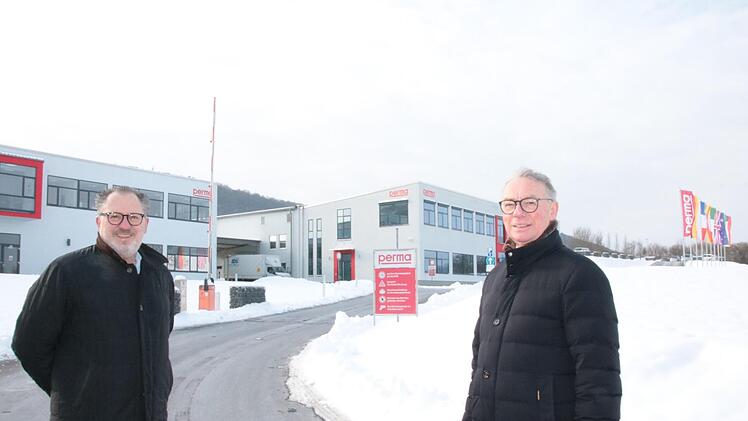 Geschäftsführer Peter Mayr (links) und Walter Graf vor dem Neubau. Foto: Ralf Ruppert