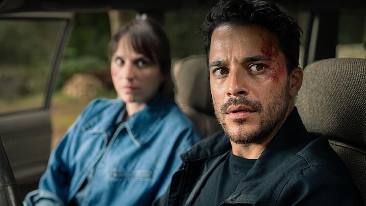 Lesly Fuhlendorf (Caroline Erikson) und Till Ruprecht (Kostja Ullmann) arbeiten beide bei der Polizei. Doch handelt das Paar auch gesetzestreu?