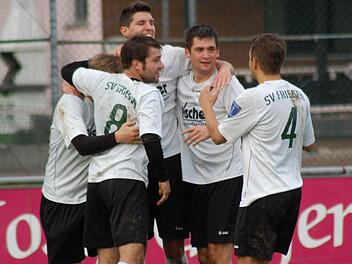 Grund zum Jubeln hatten die Landesliga-Fußballer des SV Friesen zuletzt  zur Genüge. Hier freuen sich Maurice Koch, René Schubart, Aleksander Hurec, Frank Fugmann und Lars Meyer über einen Treffer beim 4:0-Erfolg gegen Spitzenreiter SpVgg SV Weiden. Foto:  Dieter Mayer