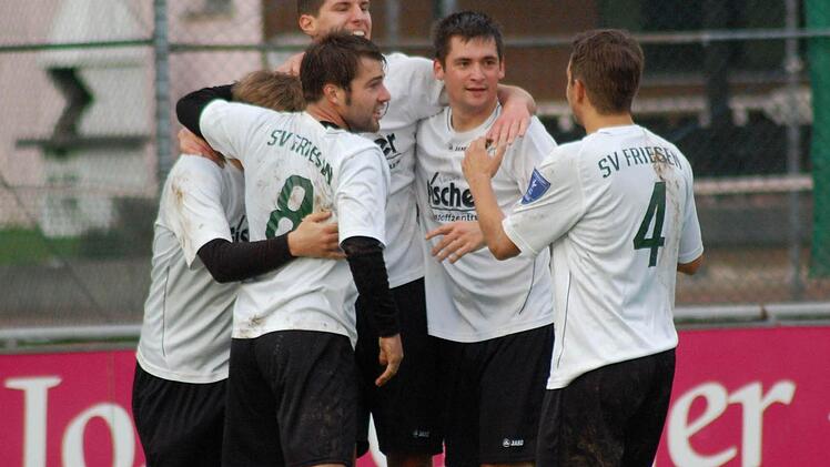 Grund zum Jubeln hatten die Landesliga-Fußballer des SV Friesen zuletzt  zur Genüge. Hier freuen sich Maurice Koch, René Schubart, Aleksander Hurec, Frank Fugmann und Lars Meyer über einen Treffer beim 4:0-Erfolg gegen Spitzenreiter SpVgg SV Weiden. Foto:  Dieter Mayer