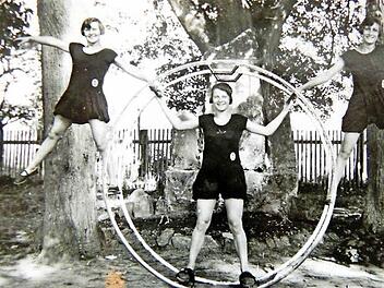 Reich bebildert wird die Chronik des TSV Münnerstadt sein. Aus dem letzten Jahrhundert existieren noch zahlreiche historische Aufnahmen wie diese Rhönradturnerinnen aus den 30er Jahren auf dem früheren Jahnturnplatz in der Meininger Straße. Foto: TSV/Archiv Gerd Michel