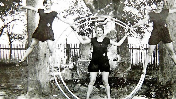 Reich bebildert wird die Chronik des TSV Münnerstadt sein. Aus dem letzten Jahrhundert existieren noch zahlreiche historische Aufnahmen wie diese Rhönradturnerinnen aus den 30er Jahren auf dem früheren Jahnturnplatz in der Meininger Straße. Foto: TSV/Archiv Gerd Michel
