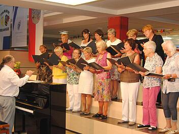 Alexander Ezhelev dirigiert den Frauenchor. Fotos: Vogler