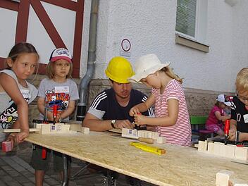 Die Initiative "Baumeister gesucht! Harry Hammer und Nicki Nagel auf Tour!" war zu Gast in der Villa Sonnenschein. Die "Baumeister in spe" hatten viel Spaß. Foto: Heike Schülein