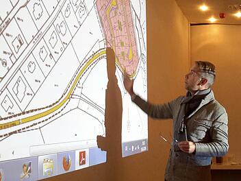 Architekt Stefan Buttler stellte im Bad Brückenauer Stadtrat den Bebauungsplanentwurf Oberes Straßfeld II vor. Im Detail erläuterte der Fachmann unter anderem die Lösung mit zwei Stichstraßen. Foto: Rolf Pralle