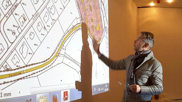 Architekt Stefan Buttler stellte im Bad Brückenauer Stadtrat den Bebauungsplanentwurf Oberes Straßfeld II vor. Im Detail erläuterte der Fachmann unter anderem die Lösung mit zwei Stichstraßen. Foto: Rolf Pralle