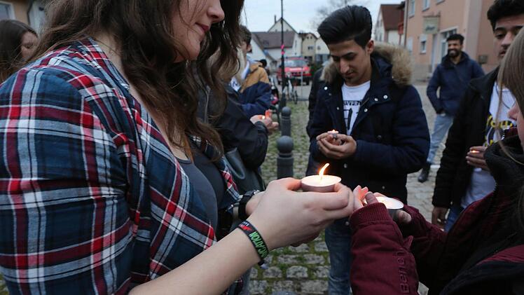 Lichterkette in Adelsdorf gegen Krieg und Gewalt. Foto: Barbara Herbst