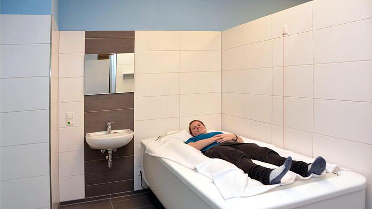 Eine absolute Neuheit im Bad Bockleter Reha-Zentrum ist der "Hydrojet", eine Art Wasserbett mit Massagefunktion.