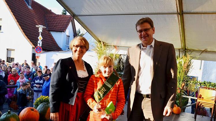 Paula Distler, die Kinder-Kürbiskönigin 2017, eingerahmt von Altendorfs Bürgermeister Karl-Heinz Wagner und Kathrein Rattler.