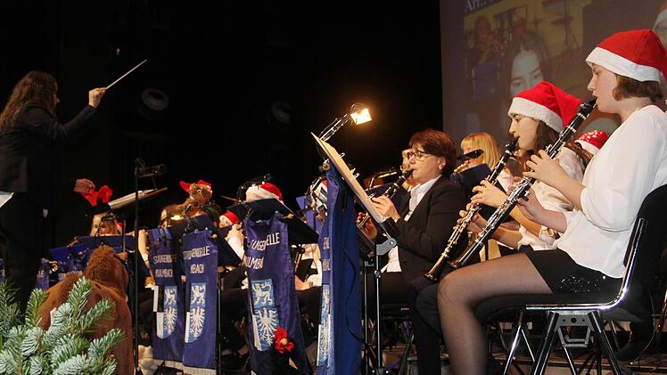 Beim "Jingle-Bell Rock" setzten sich die Musikanten des Vororchesters Nikolausmützen auf. Foto: Sonny Adam
