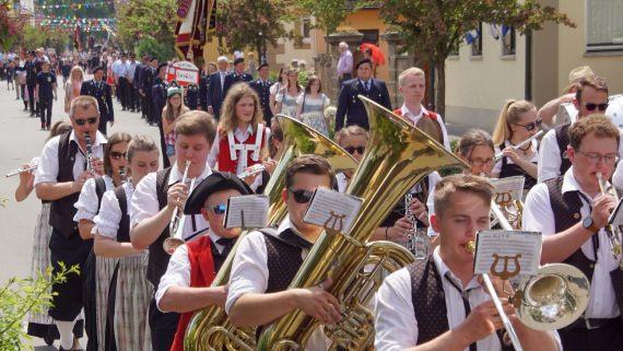 Auch die Musikvereinigung Ebensfeld wirkte nat&uuml;rlich mit - hier in der mit Girlanden geschm&uuml;ckten Untere Stra&szlig;e.Mario Deller